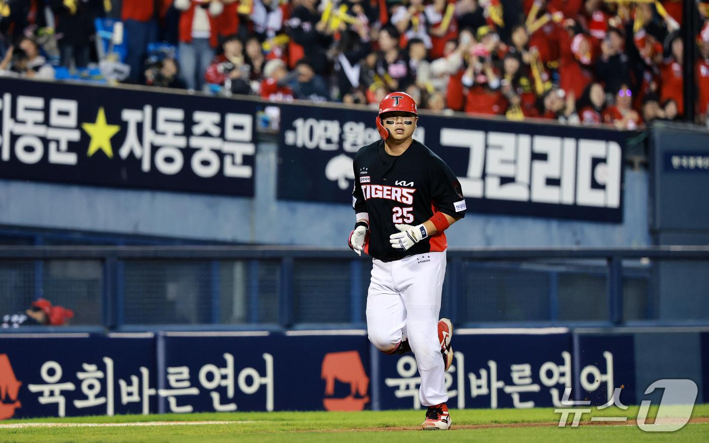 (서울=뉴스1) 이호윤 기자 = 20일 오후 서울 송파구 잠실야구장에서 열린 프로야구 2026 신한 SOL KBO 포스트시즌 준플레이오프 3차전 KIA 타이거즈와 LG 트윈스의 경 …