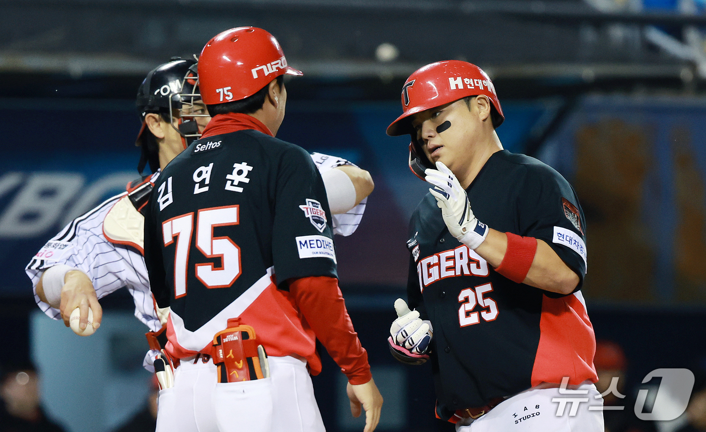 (서울=뉴스1) 이호윤 기자 = 20일 오후 서울 송파구 잠실야구장에서 열린 프로야구 2026 신한 SOL KBO 포스트시즌 준플레이오프 3차전 KIA 타이거즈와 LG 트윈스의 경 …