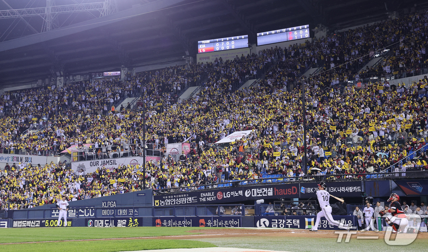 (서울=뉴스1) 박지혜 기자 = 20일 오후 서울 잠실야구장에서 열린 프로야구 2026 신한 SOL KBO 포스트시즌 준플레이오프 3차전 KIA 타이거즈와 LG 트윈스의 경기에서 …