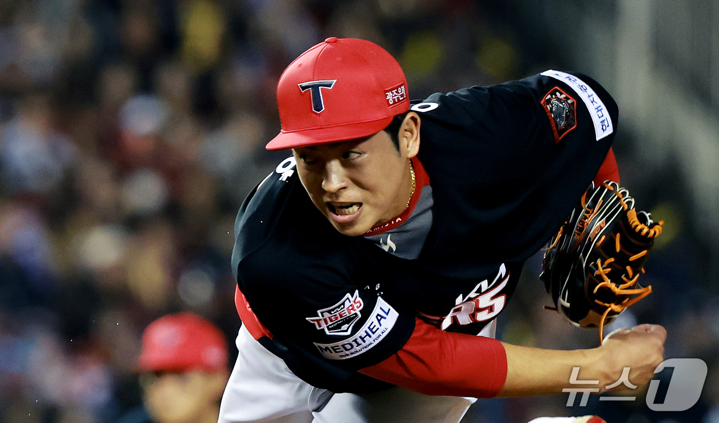 (서울=뉴스1) 이호윤 기자 = 20일 오후 서울 송파구 잠실야구장에서 열린 프로야구 2026 신한 SOL KBO 포스트시즌 준플레이오프 3차전 KIA 타이거즈와 LG 트윈스의 경 …