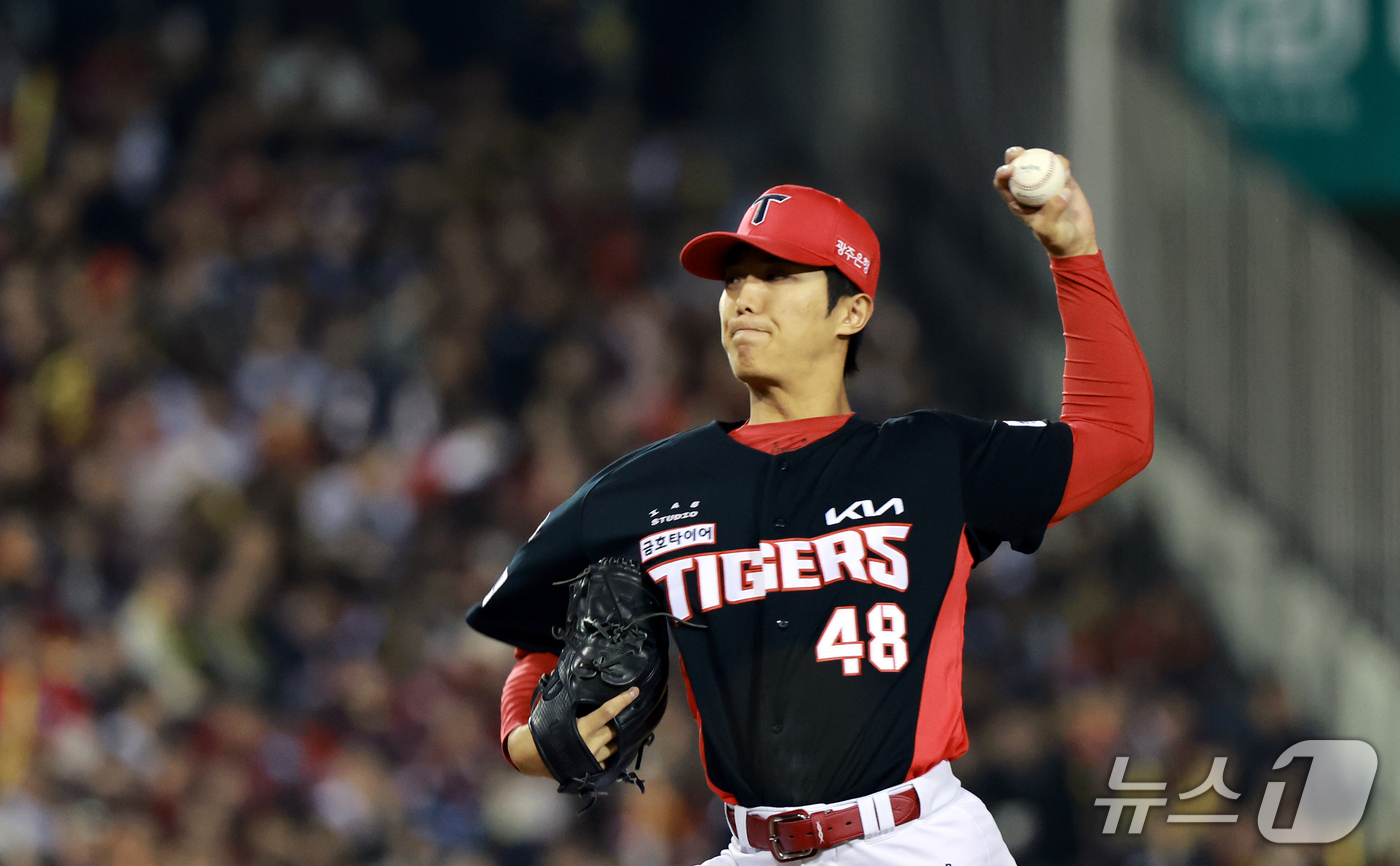 (서울=뉴스1) 이호윤 기자 = 20일 오후 서울 송파구 잠실야구장에서 열린 프로야구 2026 신한 SOL KBO 포스트시즌 준플레이오프 3차전 KIA 타이거즈와 LG 트윈스의 경 …