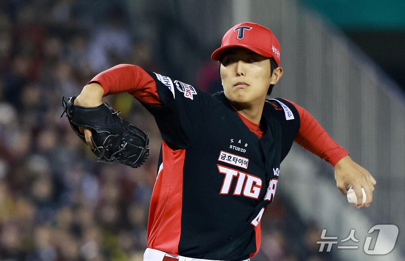 (서울=뉴스1) 이호윤 기자 = 20일 오후 서울 송파구 잠실야구장에서 열린 프로야구 2026 신한 SOL KBO 포스트시즌 준플레이오프 3차전 KIA 타이거즈와 LG 트윈스의 경 …