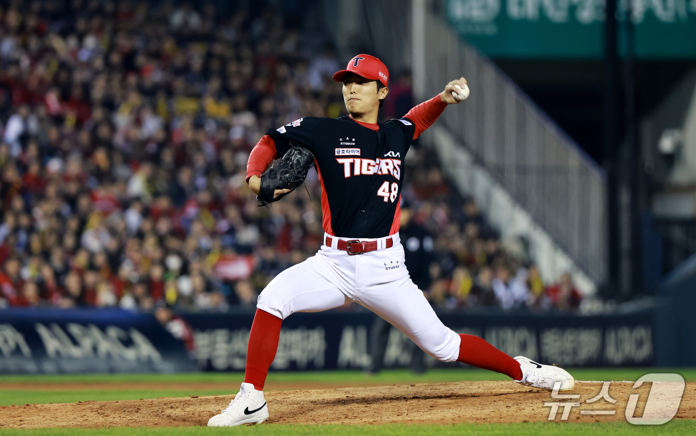 (서울=뉴스1) 이호윤 기자 = 20일 오후 서울 송파구 잠실야구장에서 열린 프로야구 2026 신한 SOL KBO 포스트시즌 준플레이오프 3차전 KIA 타이거즈와 LG 트윈스의 경 …