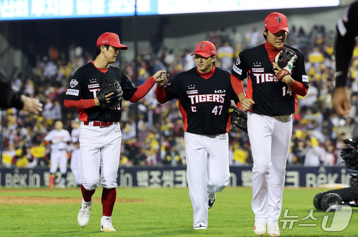 (서울=뉴스1) 박지혜 기자 = 20일 오후 서울 잠실야구장에서 열린 프로야구 2026 신한 SOL KBO 포스트시즌 준플레이오프 3차전 KIA 타이거즈와 LG 트윈스의 경기, 7 …