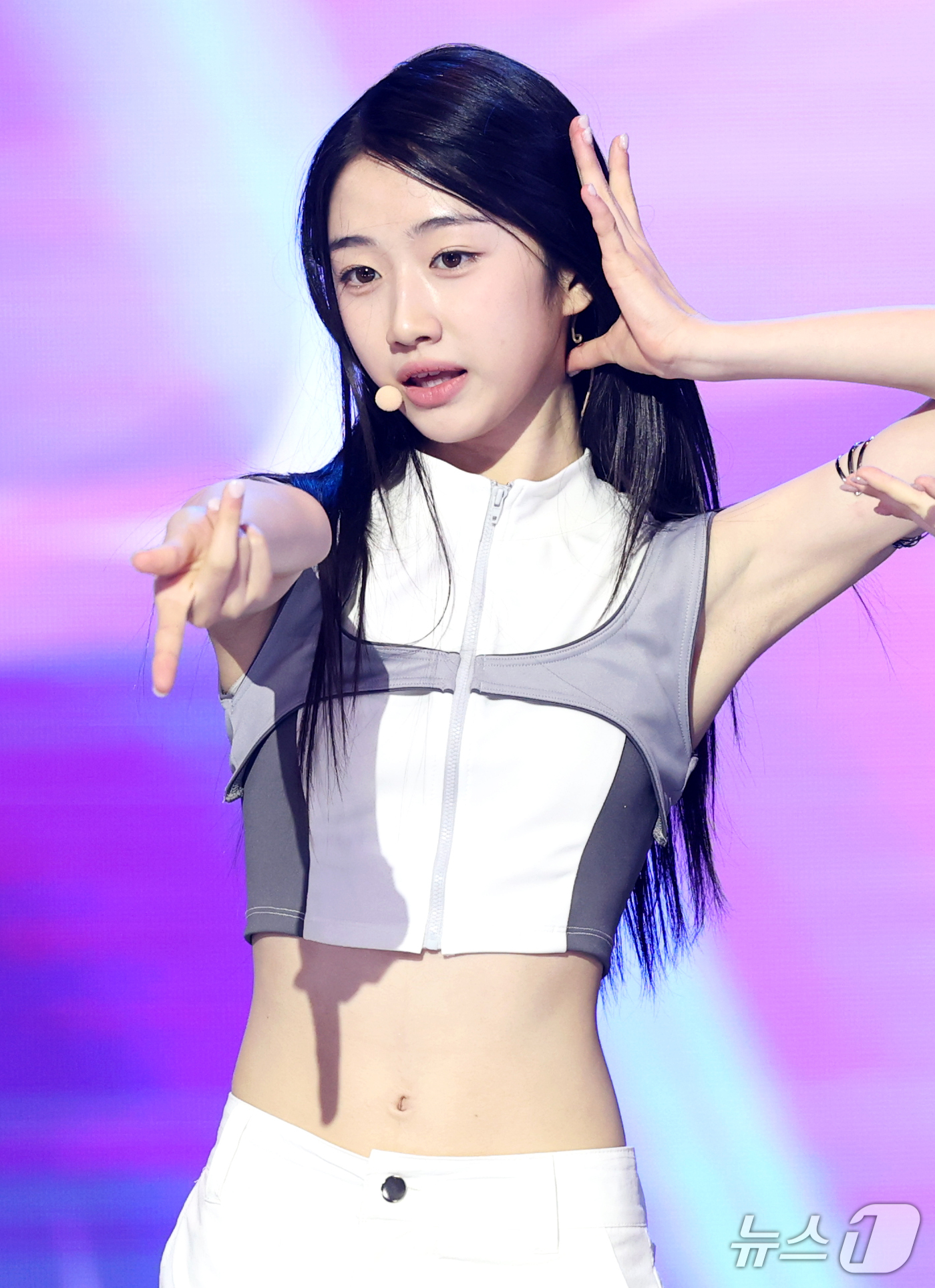 (서울=뉴스1) 권현진 기자 = A20 LITE(에이투오 라이트) 아윤이 20일 오후 서울 마포구 상암 SBS프리즘타워에서 열린 SBS Life 음악 방송 ‘더 쇼(THE SHOW …
