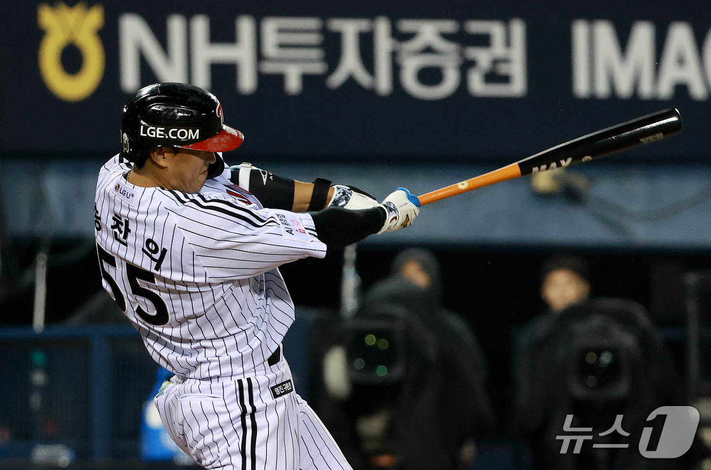 (서울=뉴스1) 이호윤 기자 = 20일 오후 서울 송파구 잠실야구장에서 열린 프로야구 2026 신한 SOL KBO 포스트시즌 준플레이오프 3차전 KIA 타이거즈와 LG 트윈스의 경 …