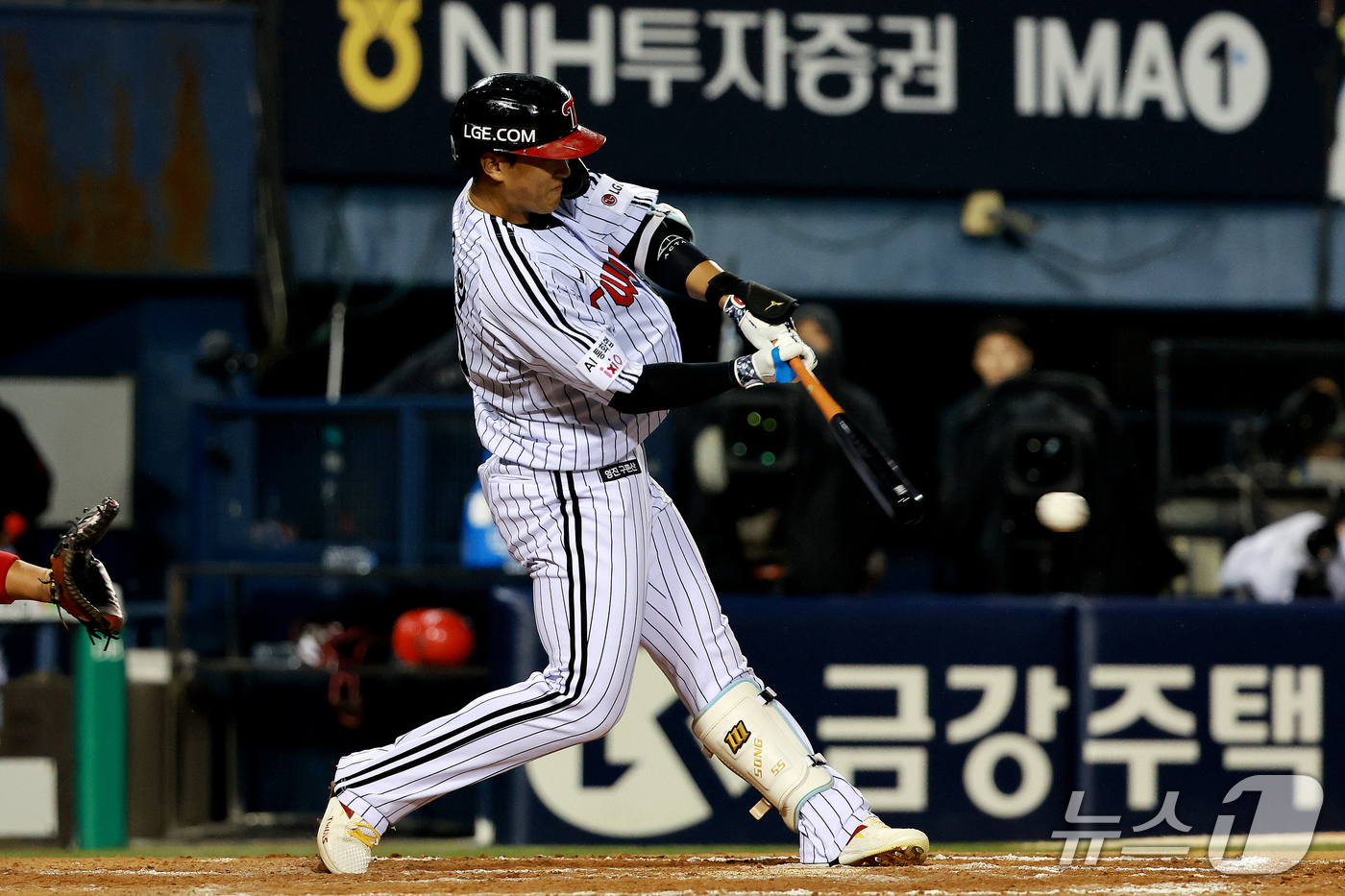 (서울=뉴스1) 이호윤 기자 = 20일 오후 서울 송파구 잠실야구장에서 열린 프로야구 2026 신한 SOL KBO 포스트시즌 준플레이오프 3차전 KIA 타이거즈와 LG 트윈스의 경 …