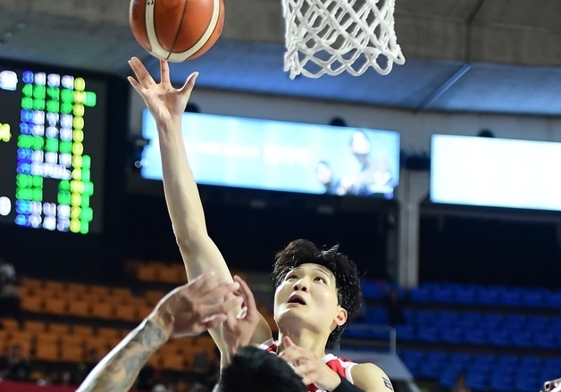 '안영준 21점' SK, 정관장 5연승 막고 시즌 첫 승