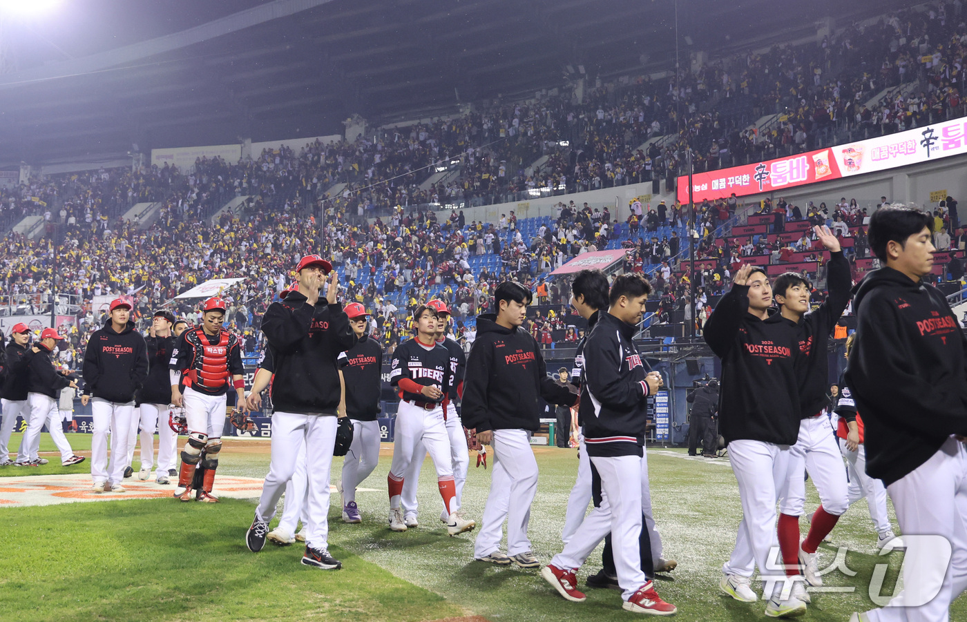 (서울=뉴스1) 박지혜 기자 = 20일 오후 서울 잠실야구장에서 열린 프로야구 2026 신한 SOL KBO 포스트시즌 준플레이오프 3차전 KIA 타이거즈와 LG 트윈스의 경기에서 …
