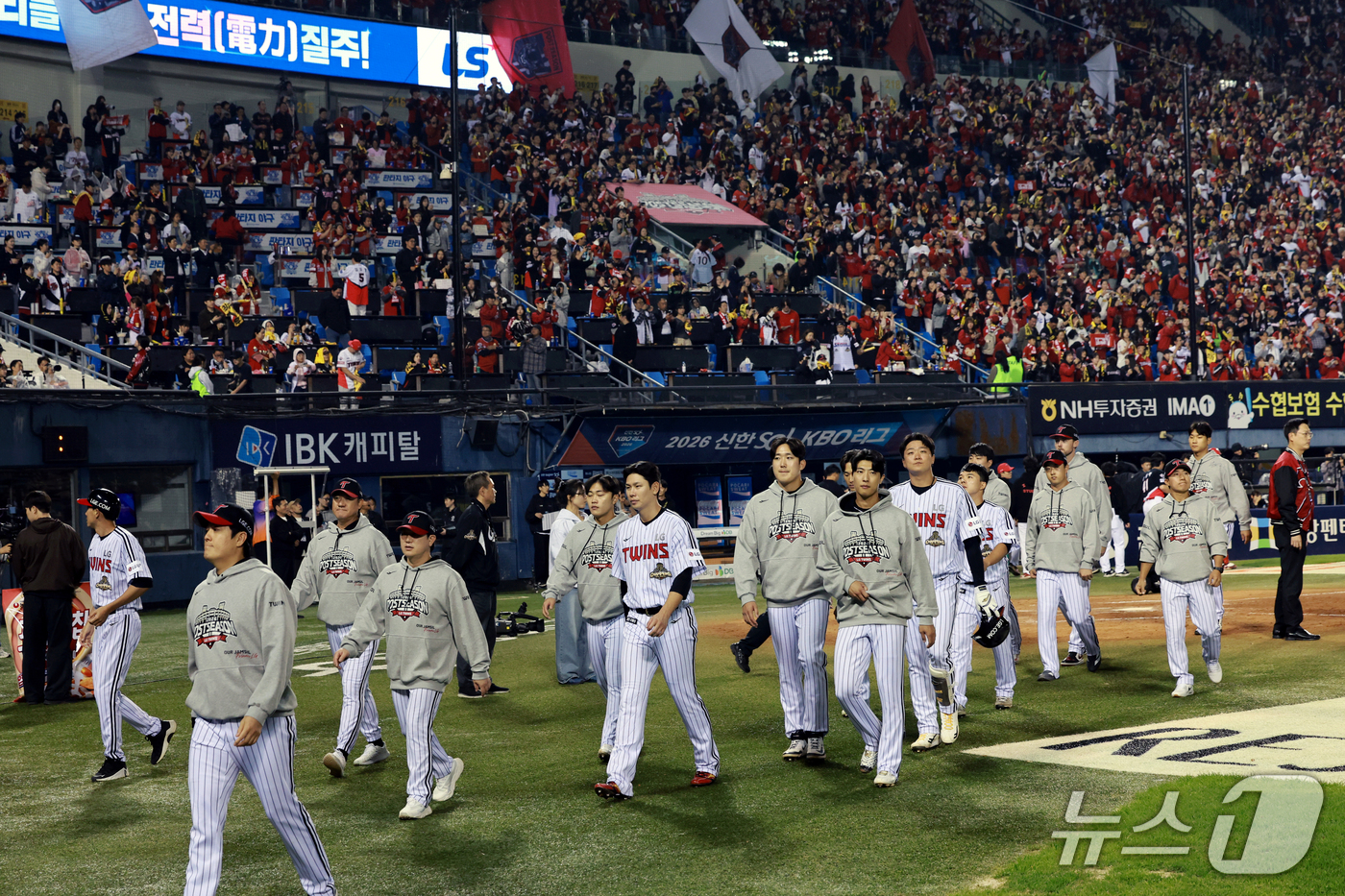 (서울=뉴스1) 이호윤 기자 = 20일 오후 서울 송파구 잠실야구장에서 열린 프로야구 2026 신한 SOL KBO 포스트시즌 준플레이오프 3차전 KIA 타이거즈와 LG 트윈스의 경 …