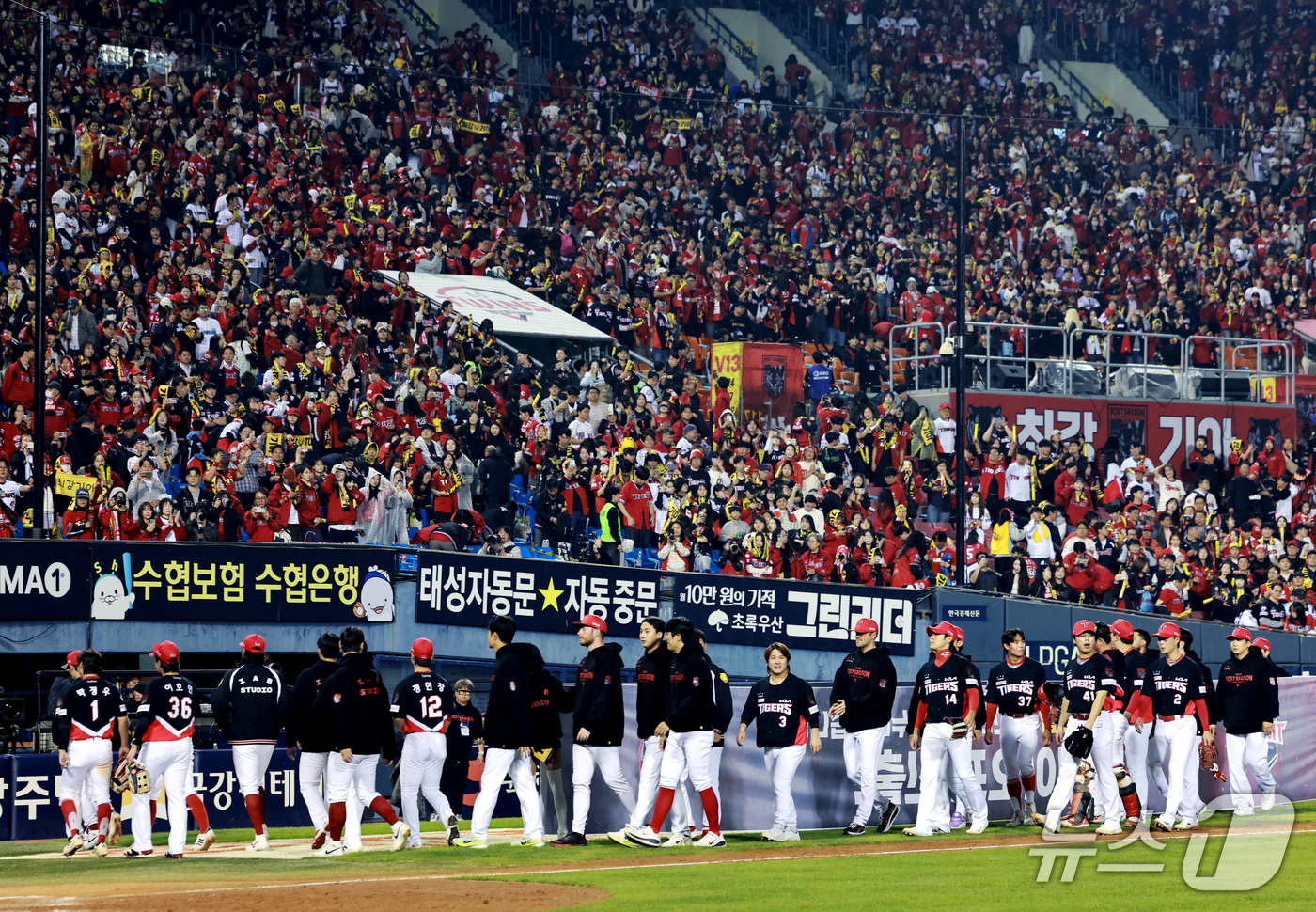 (서울=뉴스1) 이호윤 기자 = 20일 오후 서울 송파구 잠실야구장에서 열린 프로야구 2026 신한 SOL KBO 포스트시즌 준플레이오프 3차전 KIA 타이거즈와 LG 트윈스의 경 …