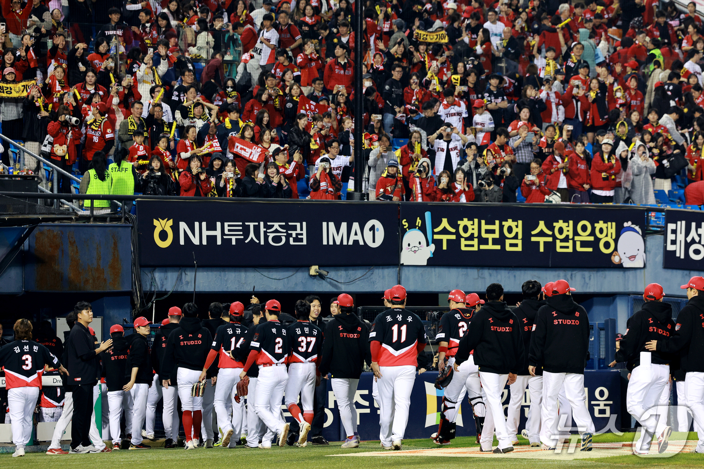 (서울=뉴스1) 이호윤 기자 = 20일 오후 서울 송파구 잠실야구장에서 열린 프로야구 2026 신한 SOL KBO 포스트시즌 준플레이오프 3차전 KIA 타이거즈와 LG 트윈스의 경 …