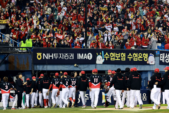 플레이오프 기쁨 나누는 KIA 선수들과 팬들