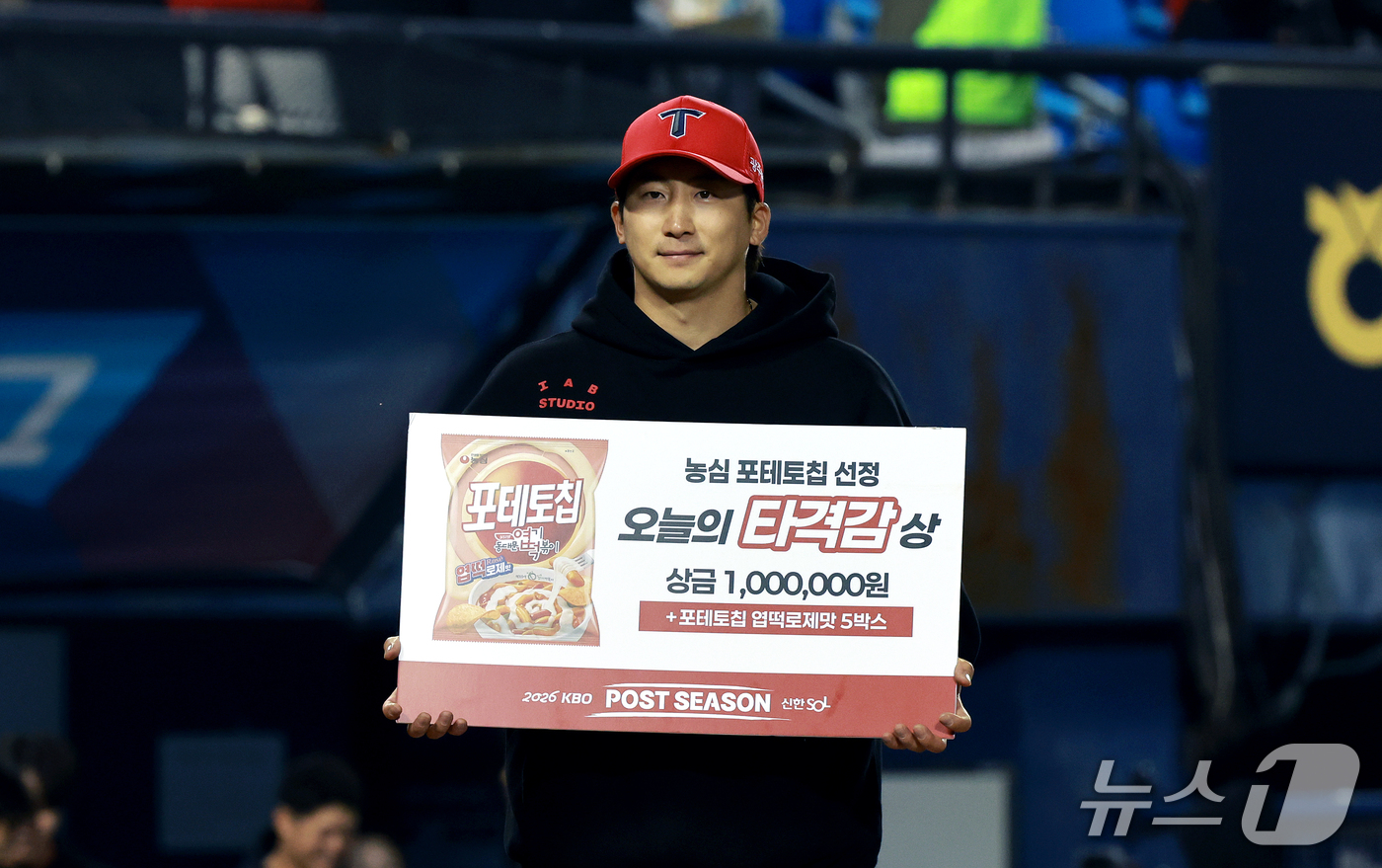 (서울=뉴스1) 이호윤 기자 = 20일 오후 서울 잠실야구장에서 열린 프로야구 2026 신한 SOL KBO 포스트시즌 준플레이오프 3차전 KIA 타이거즈와 LG 트윈스의 경기에서 …