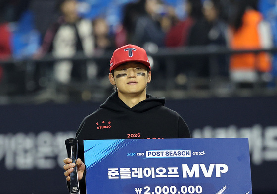 기념 촬영하는 김도영