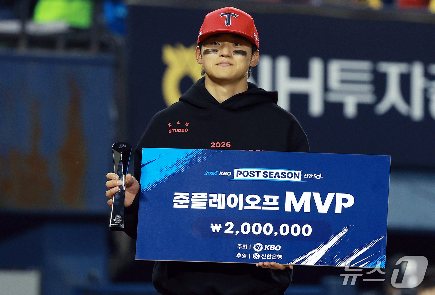 (서울=뉴스1) 이호윤 기자 = 20일 오후 서울 잠실야구장에서 열린 프로야구 2026 신한 SOL KBO 포스트시즌 준플레이오프 3차전 KIA 타이거즈와 LG 트윈스의 경기에서 …