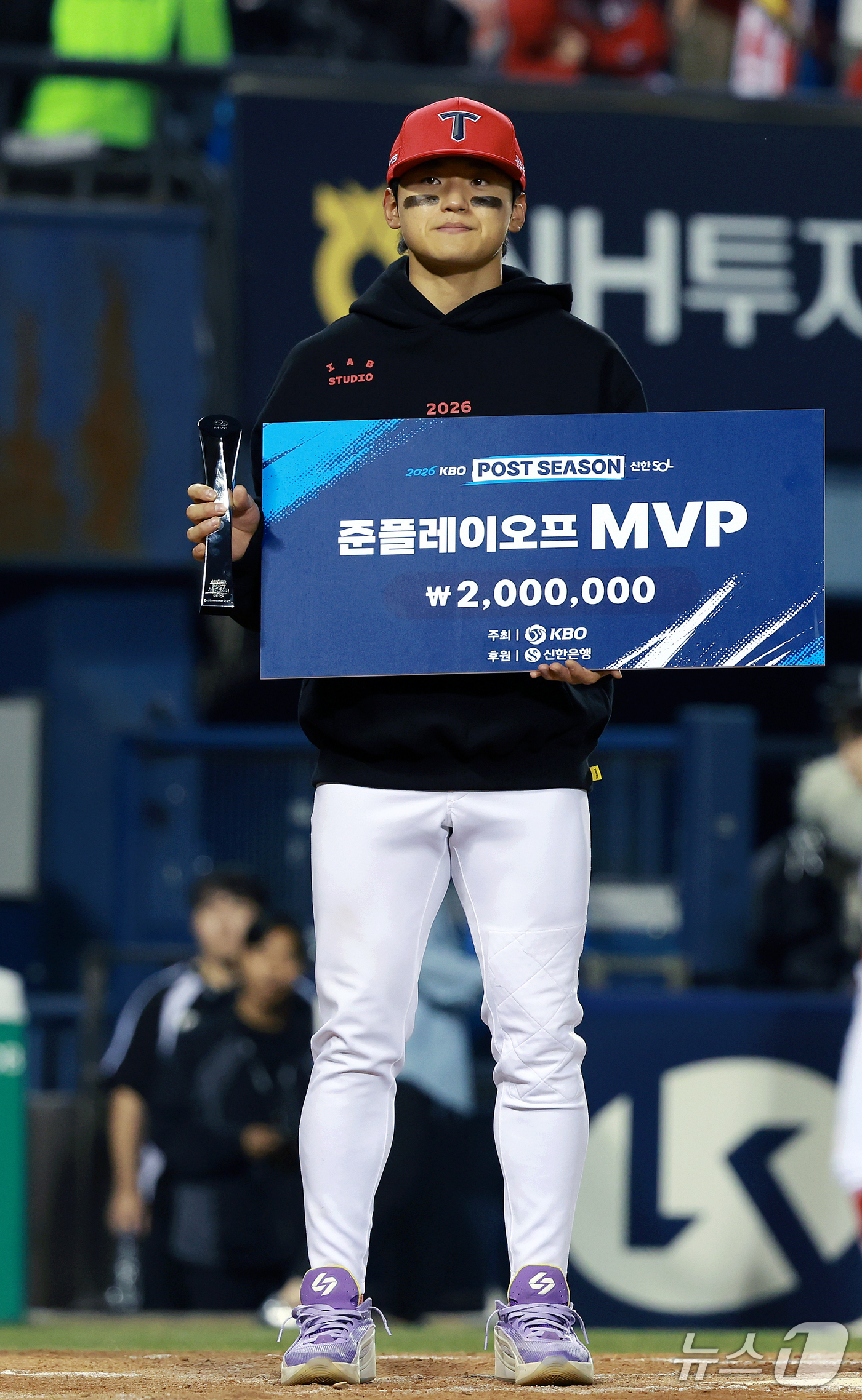 (서울=뉴스1) 이호윤 기자 = 20일 오후 서울 잠실야구장에서 열린 프로야구 2026 신한 SOL KBO 포스트시즌 준플레이오프 3차전 KIA 타이거즈와 LG 트윈스의 경기에서 …