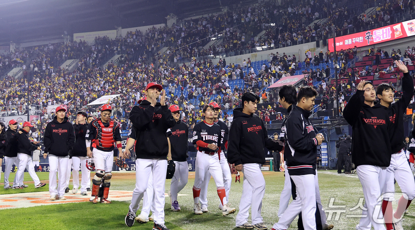 (서울=뉴스1) 박지혜 기자 = 20일 오후 서울 잠실야구장에서 열린 프로야구 2026 신한 SOL KBO 포스트시즌 준플레이오프 3차전 KIA 타이거즈와 LG 트윈스의 경기에서 …