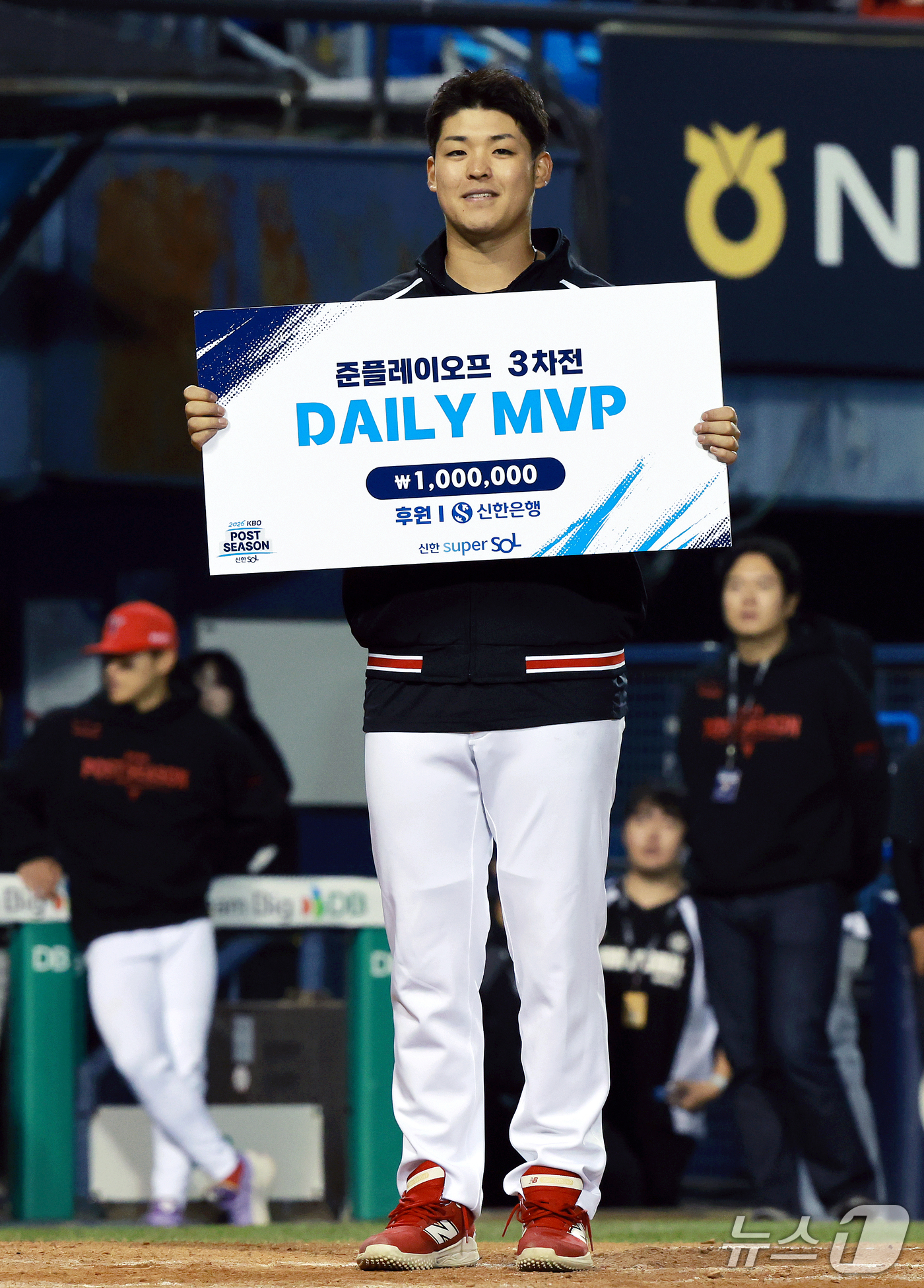 KIA 시라카와 케이쇼가 준플레이오프 3차전 데일리 MVP 수상 후 잠실야구장에 서 있는 모습