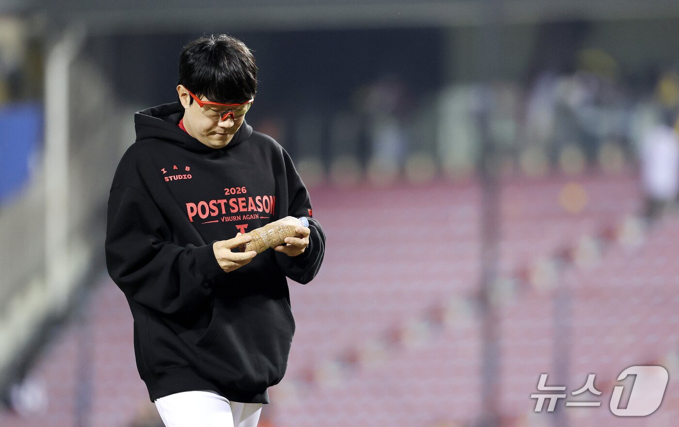 본문 이미지 - KIA 타이거즈 양현종이 20일 오후 서울 잠실야구장에서 열린 프로야구 2026 신한 SOL KBO 포스트시즌 준플레이오프 3차전 LG 트윈스와의 경기를 마친 뒤 잠실야구장 마운드의 흙을 페트병에 담아 이동하고 있다. 2026.10.20 ⓒ 뉴스1 박지혜 기자
