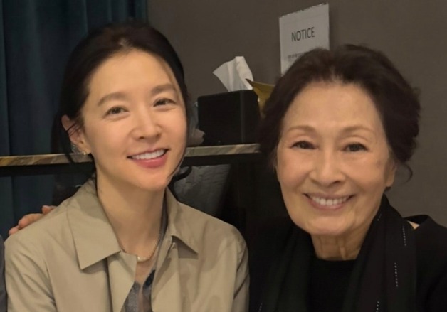 이영애, '건강 이상설' 떨쳐낸 김혜자와 다정 투샷…밝은 모습 [N샷]