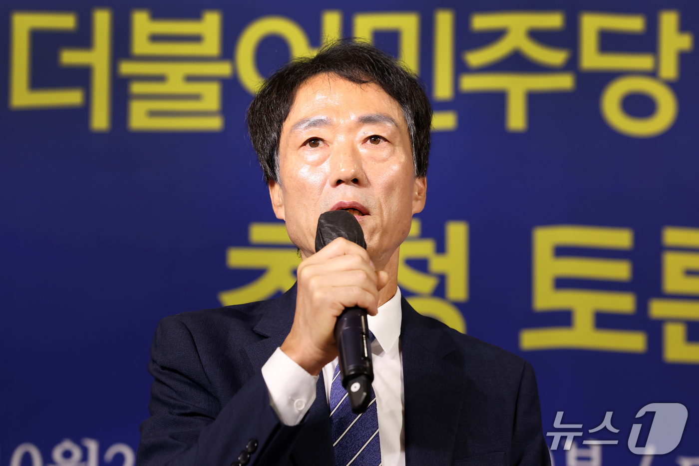 (대구=뉴스1) 공정식 기자 = 박형룡 더불어민주당 대구시당위원장이 21일 대구 남구 이천동 대구아트파크에서 열린 아시아포럼21 초청 토론회에서 모두 발언을 하고 있다. 2026. …