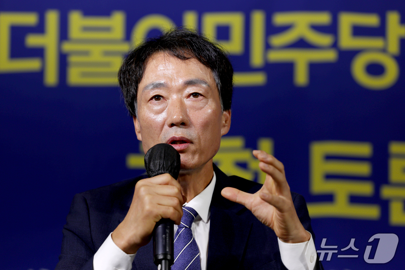 (대구=뉴스1) 공정식 기자 = 박형룡 더불어민주당 대구시당위원장이 21일 대구 남구 이천동 대구아트파크에서 열린 아시아포럼21 초청 토론회에서 대구·경북 언론인 질문에 답하고 있 …