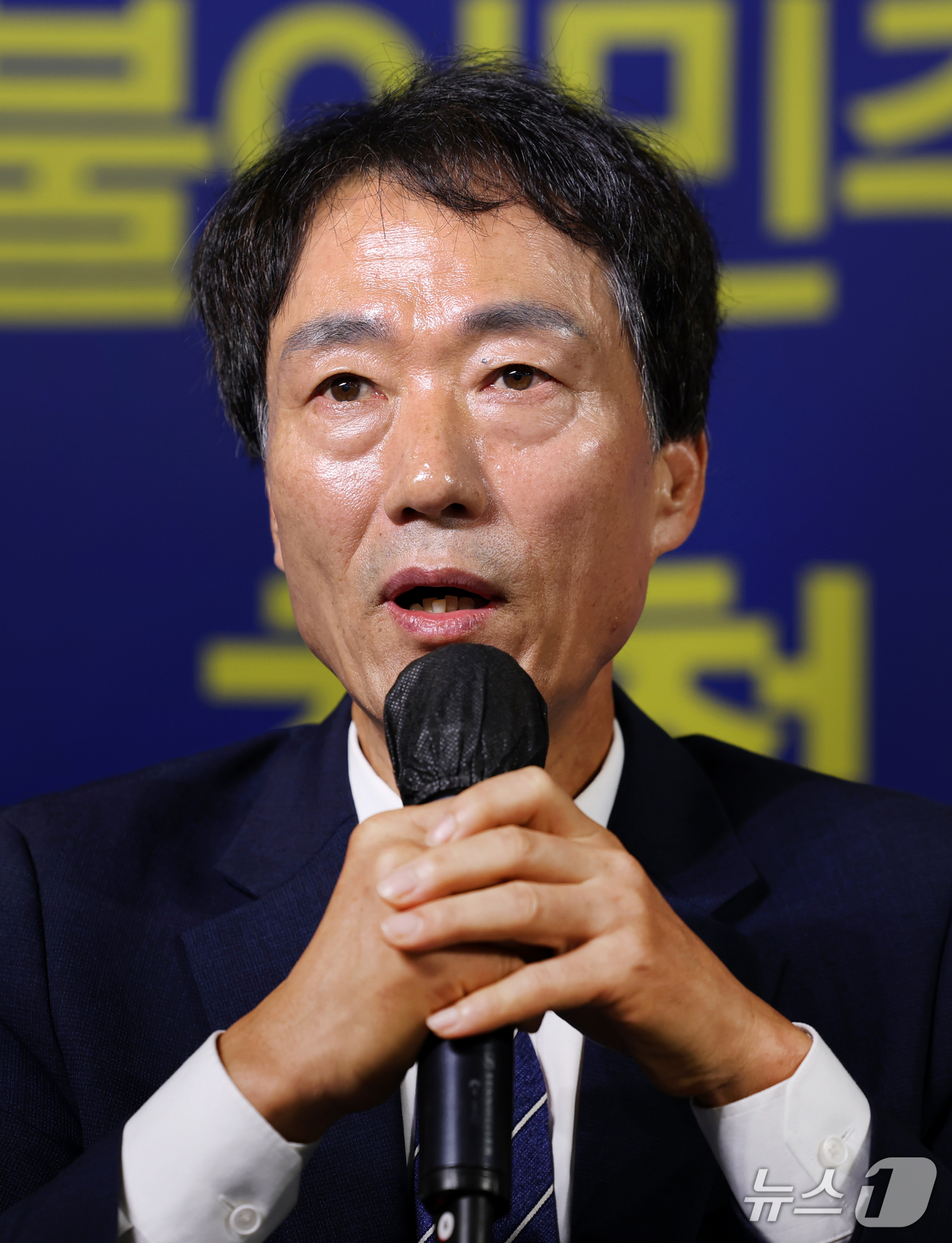 (대구=뉴스1) 공정식 기자 = 박형룡 더불어민주당 대구시당위원장이 21일 대구 남구 이천동 대구아트파크에서 열린 아시아포럼21 초청 토론회에서 대구·경북 언론인 질문에 답하고 있 …