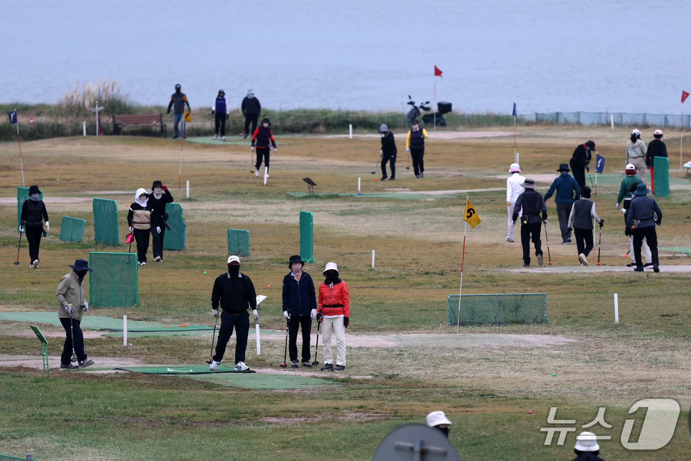 (포항=뉴스1) 최창호 기자 = 21일 오전 경북 포항시 남구 해도동 형산강 체육공원 피크골프장에서 시민들이 라운딩을 즐기고 있다. 2026.10.21/뉴스1