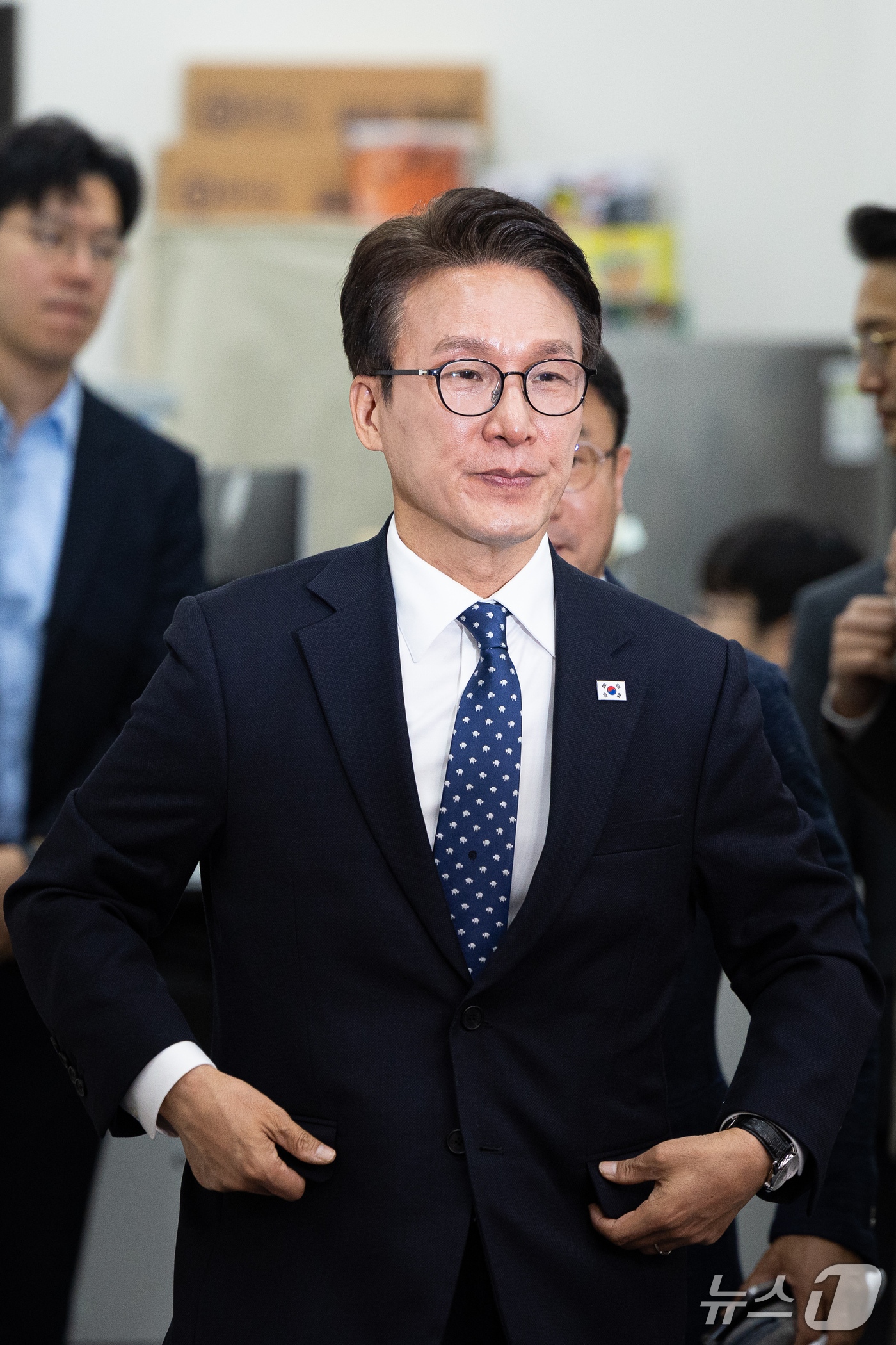 김민석 가상자산 과세 유예 총정리｜2027년 코인 세금 22%&middot;250만원 공제&middot;2029년 연기 가능성 | 김민석 대표 국회 회의장 입장