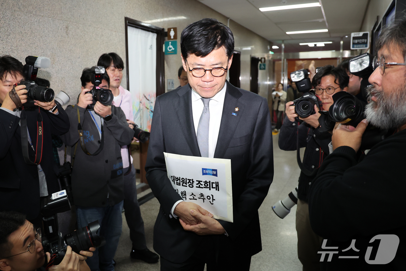 (서울=뉴스1) 황기선 기자 = 김준형 조국혁신당 원내대표가 21일 오전 서울 여의도 국회에서 더불어민주당 한병도 원내대표와 비공개 회동을 위해 발걸음을 옮기고 있다.김준형 혁신당 …