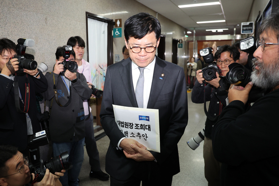 '대법원장 탄핵 촉구안' 들고 민주당 원내대표실 향하는 김준형 원내대표