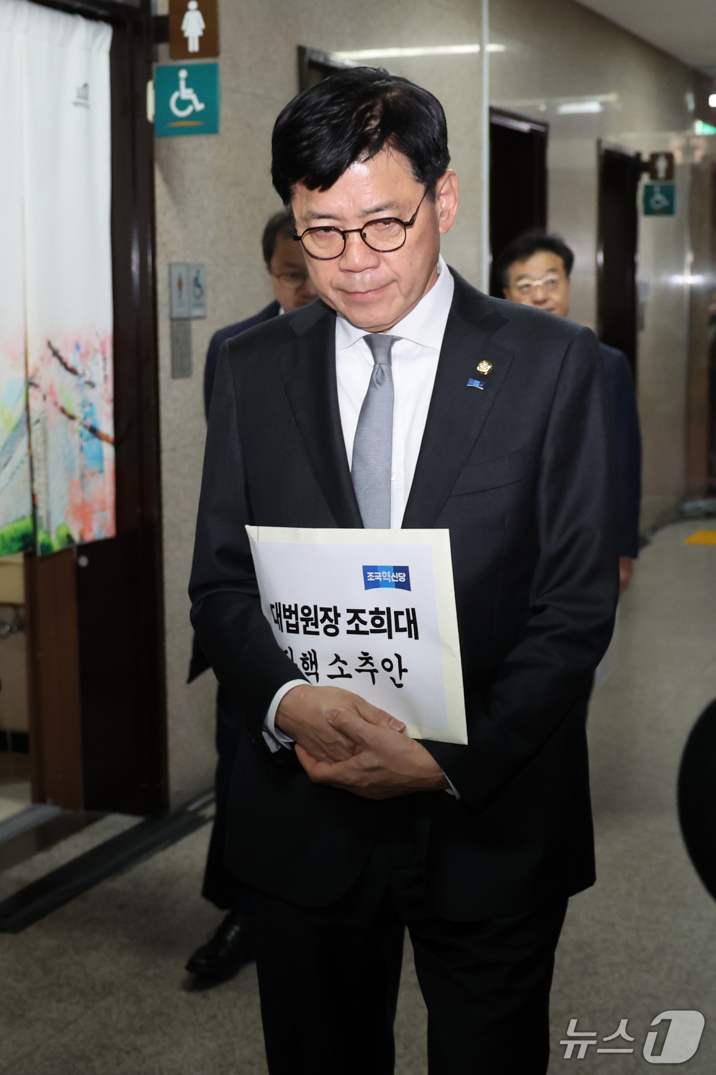 (서울=뉴스1) 황기선 기자 = 김준형 조국혁신당 원내대표가 21일 오전 서울 여의도 국회에서 더불어민주당 한병도 원내대표와 비공개 회동을 위해 발걸음을 옮기고 있다.김준형 혁신당 …