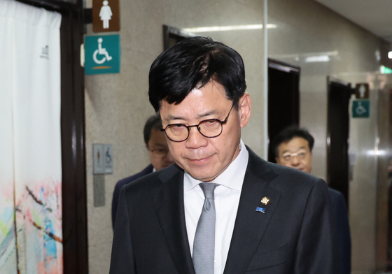 '대법원장 탄핵 촉구안' 들고 민주당 원내대표실 향하는 김준형 원내대표