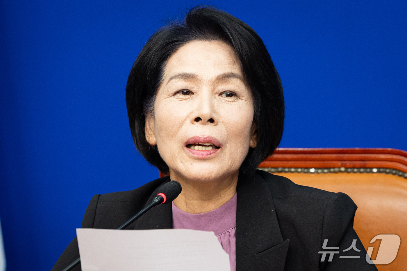 (서울=뉴스1) 유승관 기자 = 최민희 더불어민주당 최고위원이 21일 서울 여의도 국회에서 열린 최고위원회의에서 발언하고 있다. 2026.10.21/뉴스1