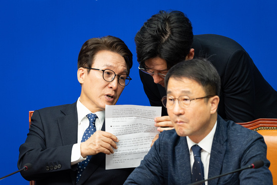 메모 전달하는 김민석 대표