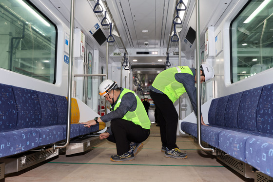 광주 도시철도 2호선, 운전석 없고 고무바퀴 8개…전동차 첫 공개