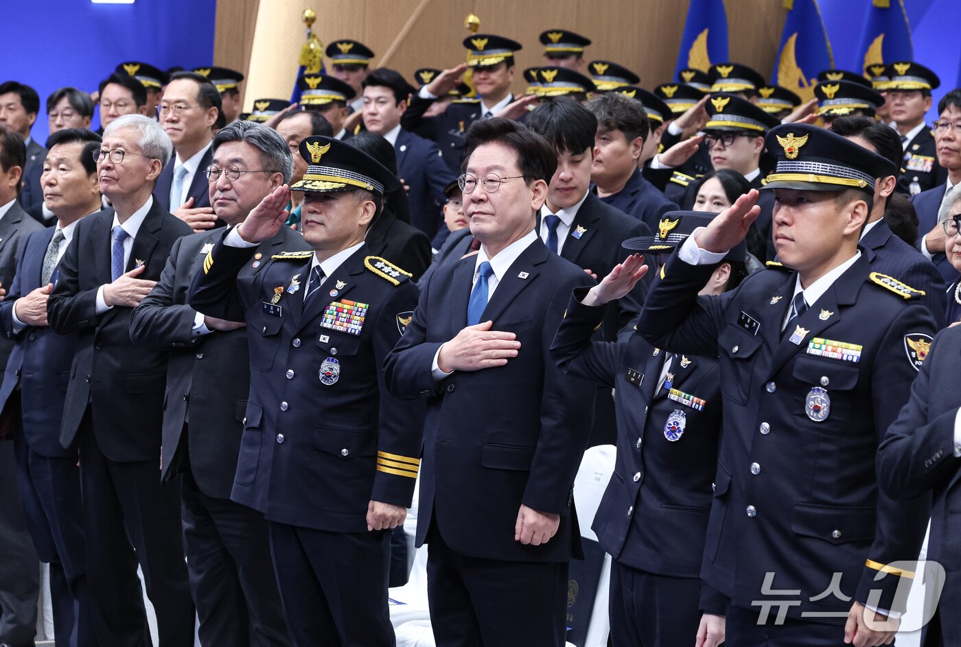 본문 이미지 - 이재명 대통령이 21일 서울 서대문구 경찰청에서 열린 제81주년 경찰의 날 기념식에서 국민의례를 하고 있다. (청와대통신사진기자단) 2026.10.21 ⓒ 뉴스1 이재명 기자