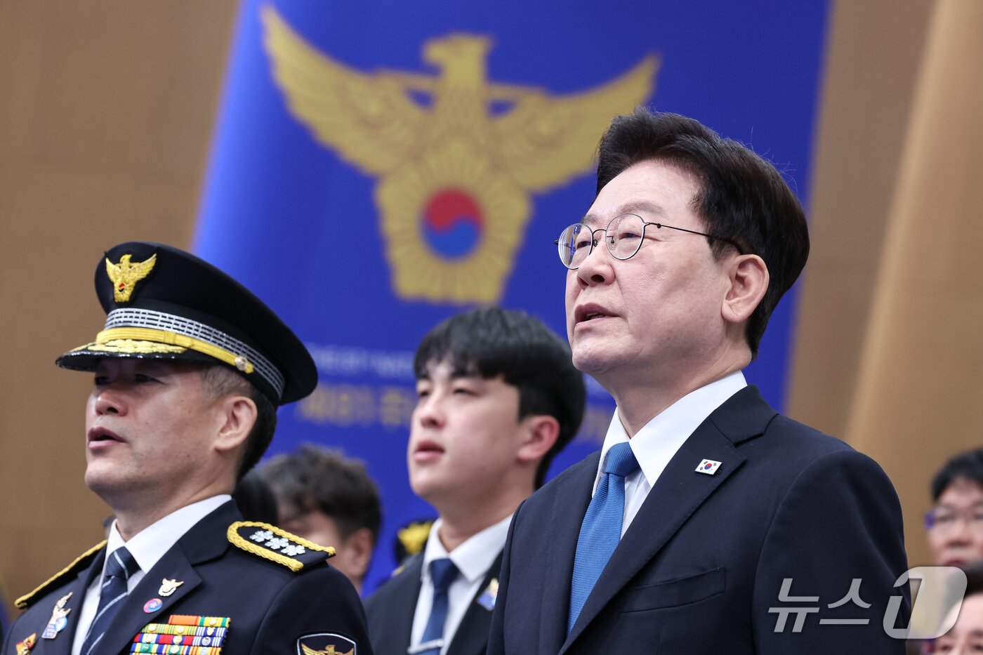 본문 이미지 - 이재명 대통령이 21일 서울 서대문구 경찰청에서 열린 제81주년 경찰의 날 기념식에서 애국가를 제창하고 있다. (청와대통신사진기자단) 2026.10.21 ⓒ 뉴스1 이재명 기자