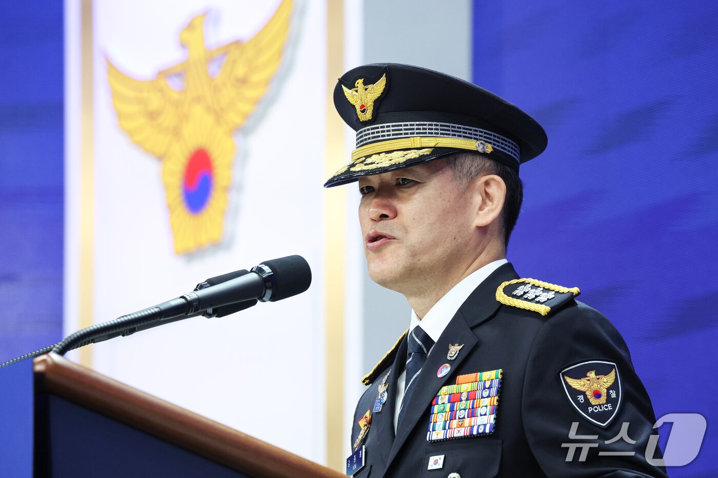 본문 이미지 - 김종철 경찰청장 직무대행이 21일 서울 서대문구 경찰청에서 열린 제81주년 경찰의 날 기념식에서 인사말을 하고 있다. (청와대통신사진기자단) 2026.10.21 ⓒ 뉴스1 이재명 기자