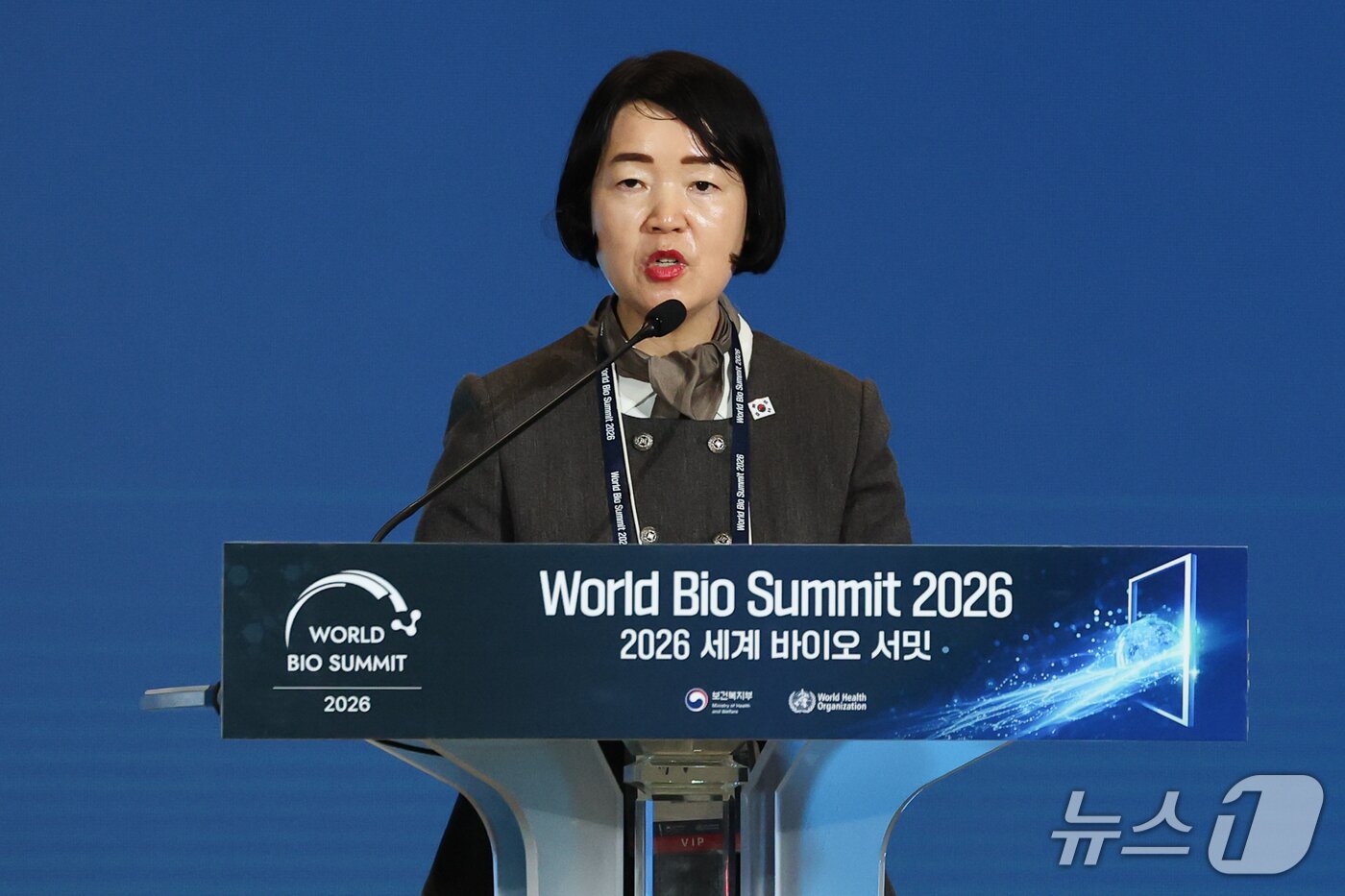 본문 이미지 - 김경자 대통령비서실 사회수석이 21일 서울 강서구 코엑스 마곡에서 열린 2026 세계 바이오 서밋 개회식에 참석해 이재명 대통령의 축사를 대독하고 있다. 2026.10.21 ⓒ 뉴스1 안은나 기자