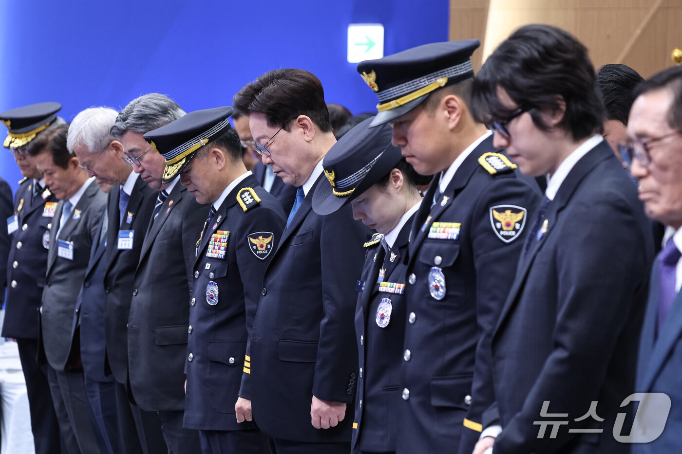 본문 이미지 - 이재명 대통령이 21일 서울 서대문구 경찰청에서 열린 제81주년 경찰의 날 기념식에서 묵념을 하고 있다. (청와대통신사진기자단) 2026.10.21 ⓒ 뉴스1 이재명 기자