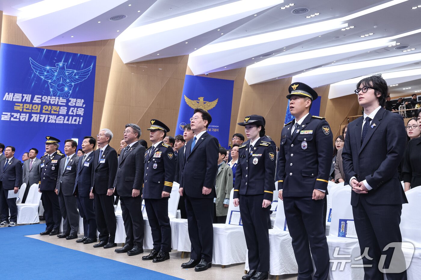 본문 이미지 - 이재명 대통령이 21일 서울 서대문구 경찰청에서 열린 제81주년 경찰의 날 기념식에서 애국가를 제창하고 있다. (청와대통신사진기자단) 2026.10.21 ⓒ 뉴스1 이재명 기자