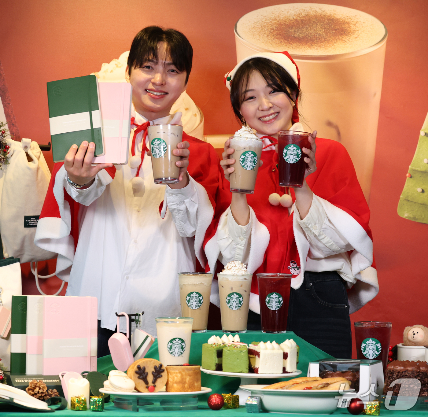 (서울=뉴스1) 오대일 기자 = 21일 서울 중구 스타벅스 프레스센터점에서 모델들이 겨울 감성을 담은 음료와 푸드, 굿즈를 선보이며 크리스마스 시즌 돌입을 알리고 있다.스타벅스는 …