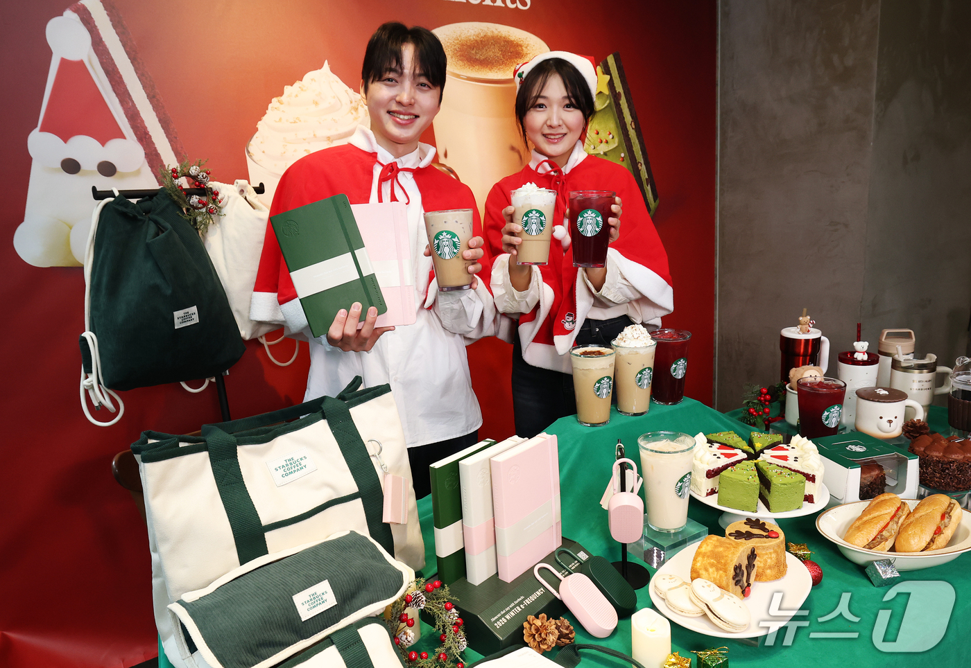 (서울=뉴스1) 오대일 기자 = 21일 서울 중구 스타벅스 프레스센터점에서 모델들이 겨울 감성을 담은 음료와 푸드, 굿즈를 선보이며 크리스마스 시즌 돌입을 알리고 있다.스타벅스는 …