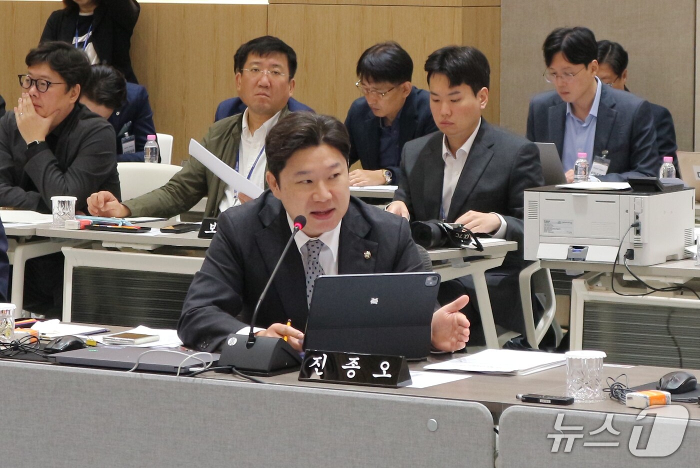 (부산=뉴스1) 이주현 기자 = 21일 부산 연제구 부산시청에서 열린 행정안전위원회의 부산시청에 대한 국정감사에서 진종오 국민의힘 의원(비례대표)이 전재수 부산시장에게 질의를 하고 …