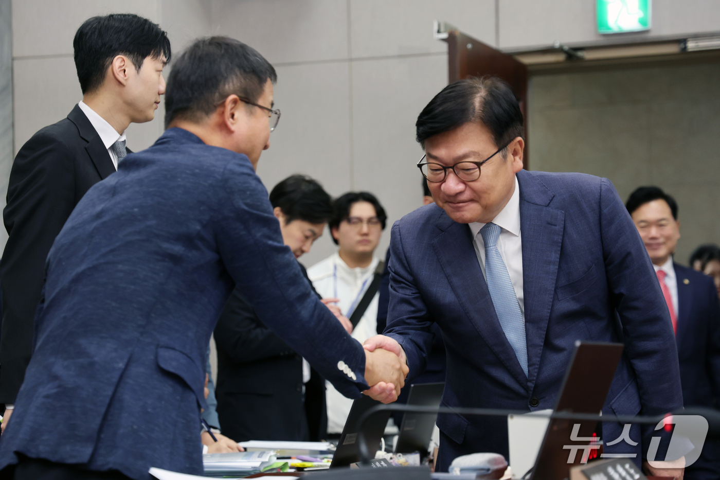 (서울=뉴스1) 황기선 기자 = 국회 운영위원장인 한병도 더불어민주당 원내대표와 정점식 국민의힘 원내대표가 21일 오전 서울 여의도 국회 운영위원회 전체회의에서 악수를 나누고 있다 …