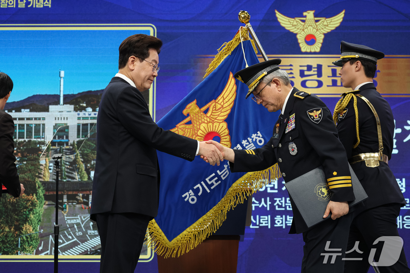 (서울=뉴스1) 이재명 기자 = 이재명 대통령이 21일 서울 서대문구 경찰청에서 열린 제81주년 경찰의 날 기념식에서 경기남부경찰청에 대통령표창을 수여한 후 악수하고 있다. (청와 …