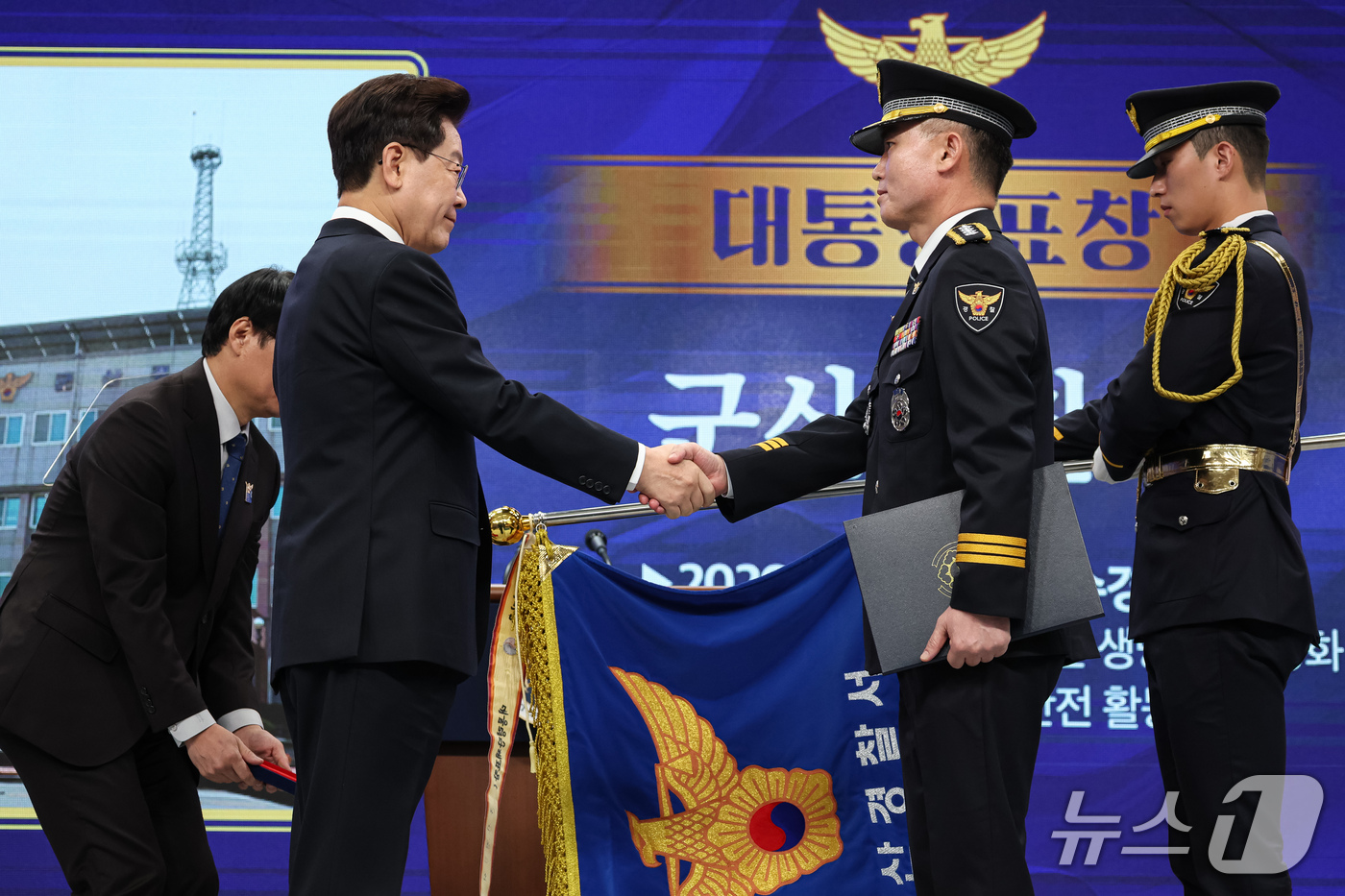 (서울=뉴스1) 이재명 기자 = 이재명 대통령이 21일 서울 서대문구 경찰청에서 열린 제81주년 경찰의 날 기념식에서 군산경찰서에 대통령표창을 수여한 후 악수하고 있다. (청와대통 …