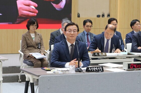 [국감] 진종오 의원 질의 경청하는 전재수 부산시장